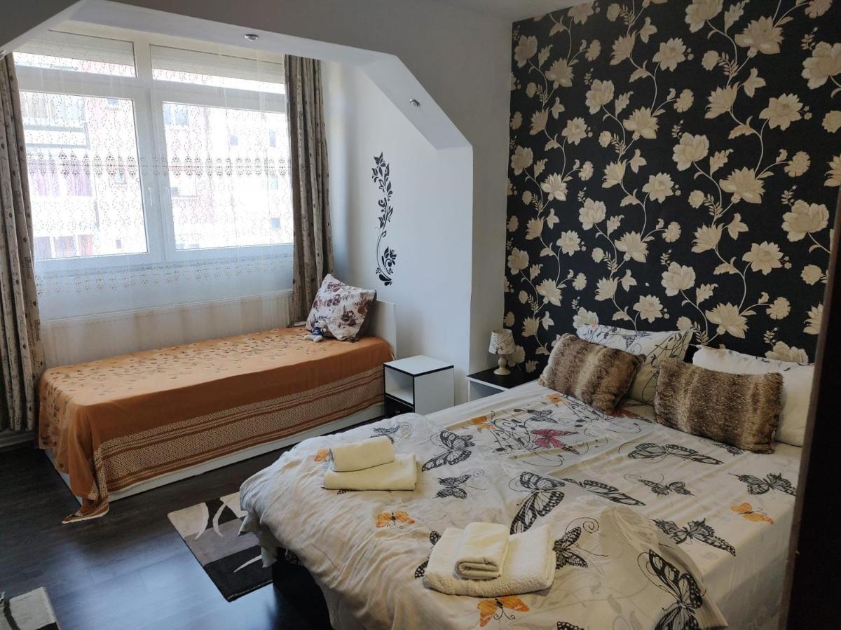 White Black Rooms Hunedoara Exterior foto