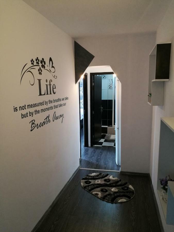 White Black Rooms Hunedoara Exterior foto